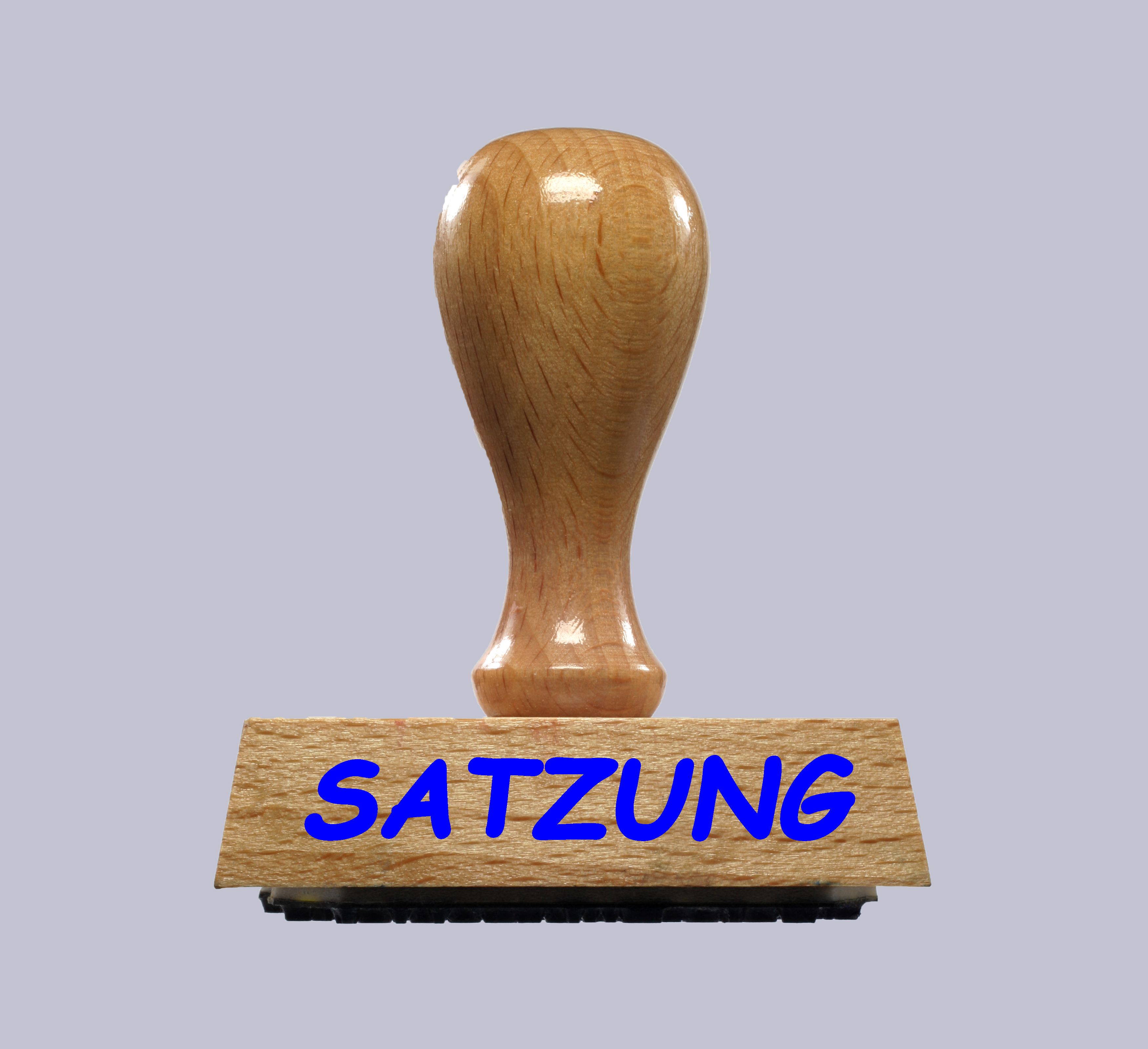 Das Bild zeigt einen hölzernen Bürostempel mit der Aufschrift Satzung.