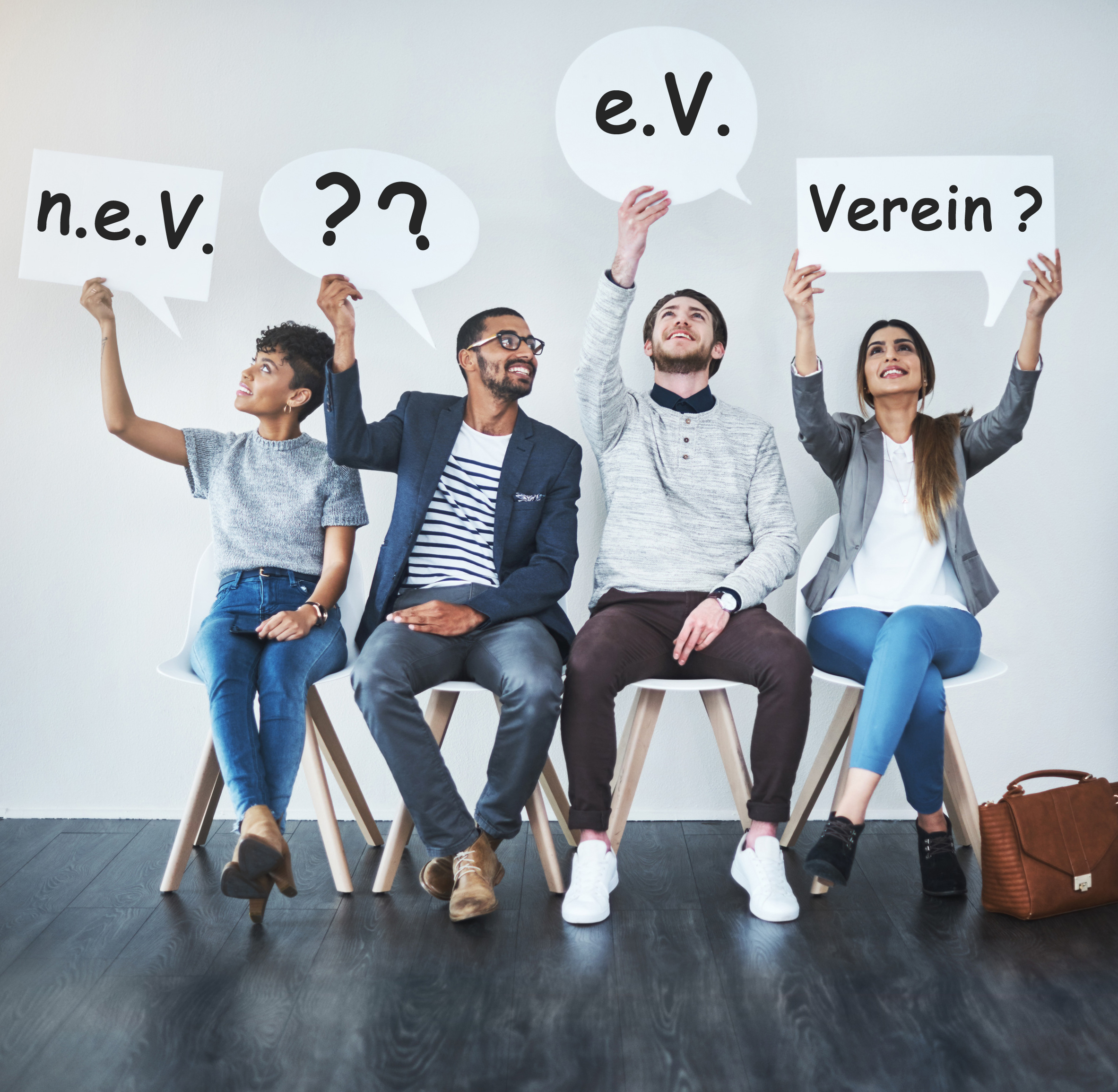 Das Bild zeigt 4 Personen, die Schilder mit folgender Beschriftung nach oben halten: e.v., n.e.V., Verein, Fragezeichen