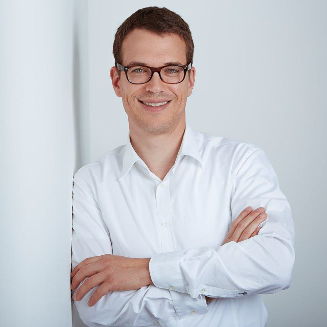 Dipl.-Kaufmann (FH), seit 2009 Mitarbeiter bei der Firma Bernhard Assekuranzmakler GmbH